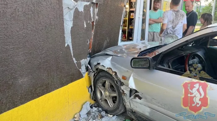 The driver hit people and rammed a store in Yekaterinburg - Incident, Violation of traffic rules, Road accident, A pedestrian, Crash, Yekaterinburg, Shot down, Negative