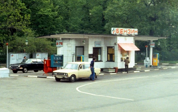 Бензин - АЗС в Ленинграде, 1985 год - Старое фото, Историческое фото, Пленка, СССР, 80-е, Ленинград, АЗС