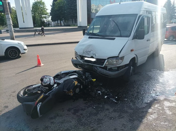 The minibus did not give way to a motorcyclist in Orel - Negative, Violation of traffic rules, Incident, Road accident, Auto, Moto, Orel city, Crash