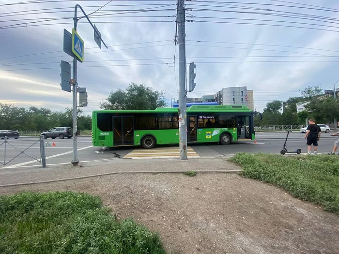 A bus hit a schoolboy on a bicycle in Orenburg - Negative, Incident, Violation of traffic rules, Road accident, Crash, A bike, Orenburg, Bus, Boy, Longpost