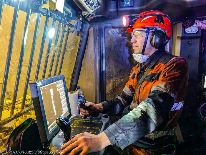 Из серии «Именно они делают Россию великой» - снято мной на руднике «Северный» (Кольская ГМК)