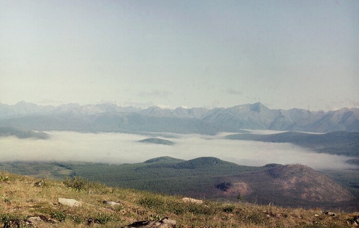 Вот там, внизу, долина Бий-Хема или Большого Енисея, скрытая густым туманом, а на горизонте - хребет Обручева.