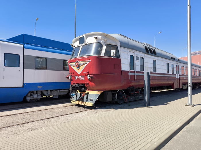 Дизель-поезд. Обожал в детстве на них ездить, они начинают движение очень плавно, как обычный поезд, в отличие от электричек.