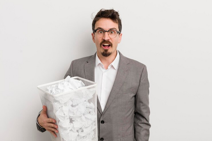 Пробуем? Негативное состояние символически устраняется вместе с физическим объектом. Всего-то нужны два предмета: ведро и бумага.