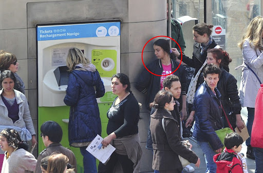 Parisian gypsies. A reminder for tourists on how to avoid meeting pickpockets - My, France, Pickpocket, Gypsies, Thief, Deception, Fraud, Precaution, Video, Vertical video, Longpost, Negative