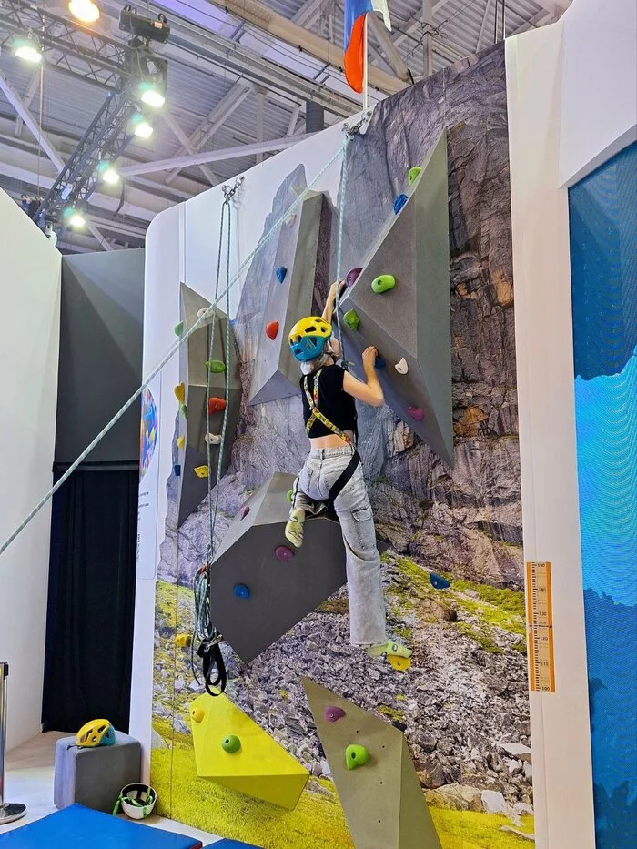 Climbing wall, robots and meteorite: what surprises pavilion 75 Regions of Russia at VDNKh - My, Moscow, Exhibition, VDNKh, Children, Video, Vertical video, Longpost