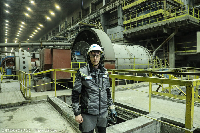 Из серии «Именно они делают Россию великой» - снято мной на обогатительной фабрике в Заполярном (Кольская ГМК)