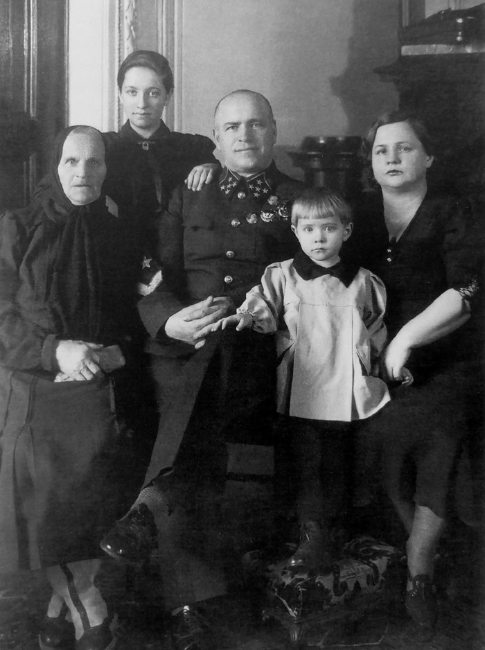 ������� �������� ����� ������� ��������������� ������ � ����� �����. ����� ������� � ���� ������� ���������, ������ ��� � ���� � ���� ���������� ������, 1940.