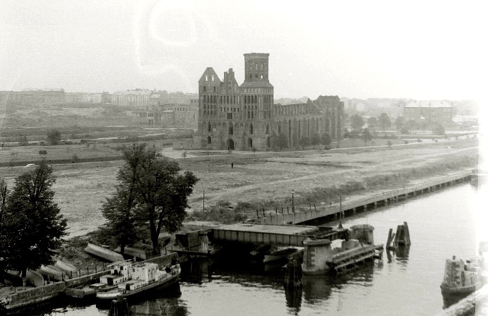 Полуразрушенный одинокий кафедральный собор