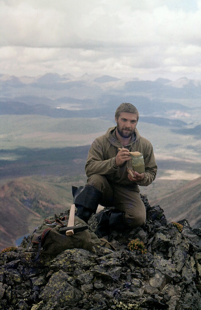 Банка яблочного пюре - наш обычный обеденный перекус на маршруте. Не шибко сытный, если честно, обед получался. А вот молоток- это моё произведение. По-моему, весьма неплохо получился.