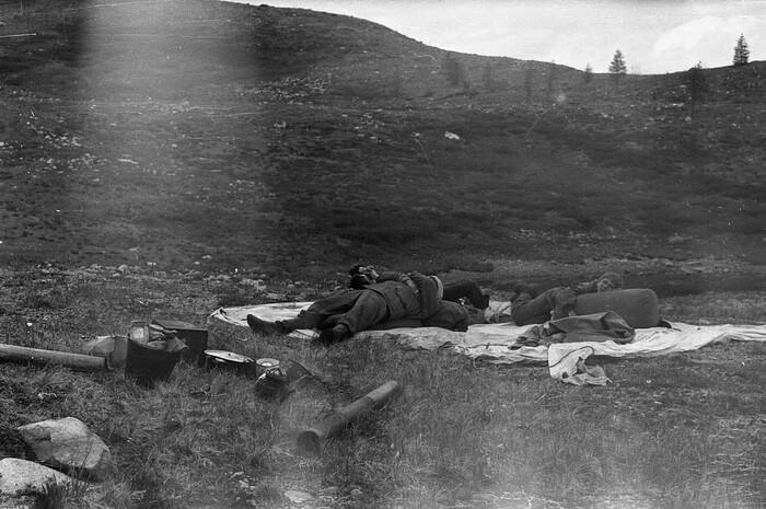 В ожидании вертолёта. Начальник и рабочие бдительно спят на расстеленной палатке.