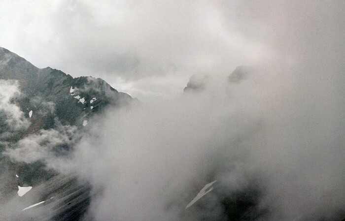 Через минуту - облако нашло на гору. Этот момент лучше переждать, чтобы не сверзиться случайно вниз.