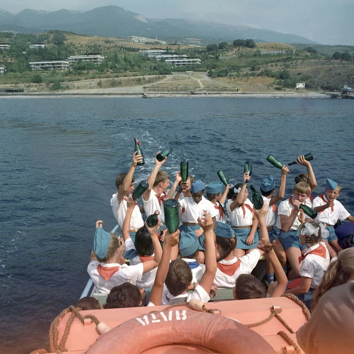 Pioneers vacationing in Artek throw bottles with messages into the sea. 1971 - the USSR, Telegram (link), Made in USSR, Childhood in the USSR, Retro, Artek, Childhood memories, Memory, Childhood, 70th, Pioneers, Memories, Youth, Pioneer camp, Youth