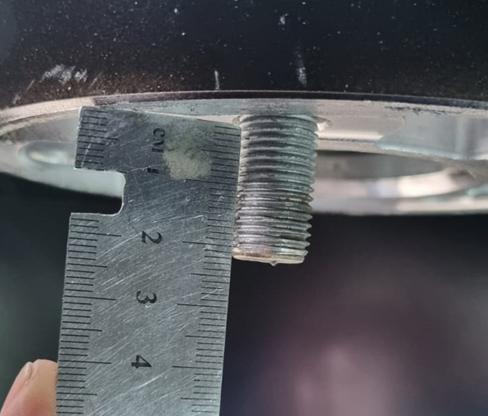 а вот так болт торчит из Khomen