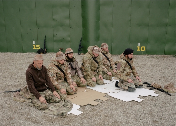 Чеченские солдаты молятся на стрельбище Университета сил специального назначения в Гудермесе