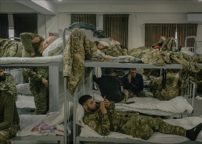 Солдаты отдыхают в своих казармах