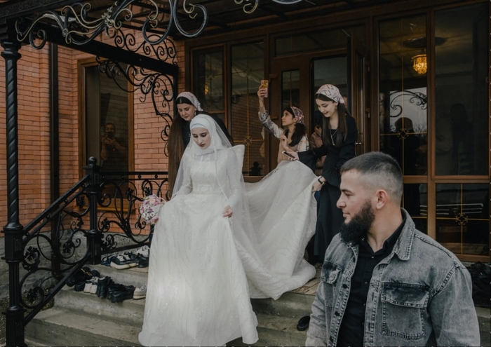 Лиана, невеста солдата из батальона шейха Мансура, мусульманина, покидает родительский дом, чтобы переехать в дом его родителей