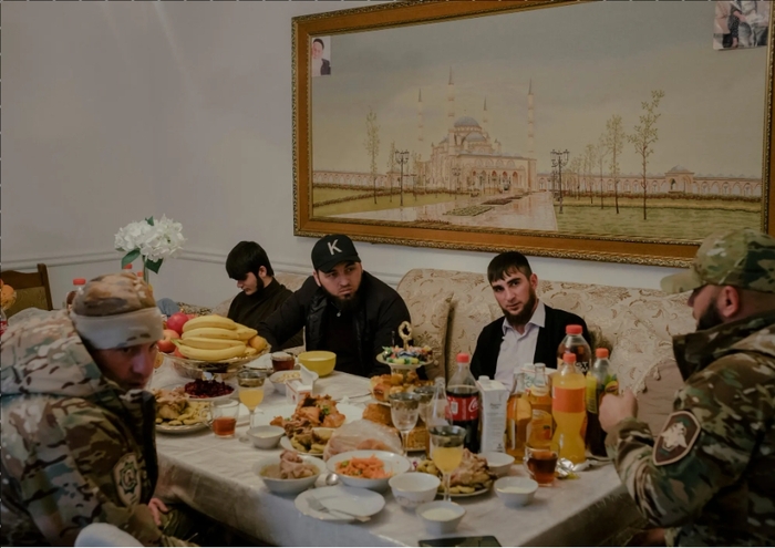 На традиционных чеченских свадьбах жених и невеста не вместе во время церемонии.