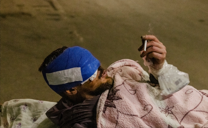 Раненые солдаты ждут лечения в подземном госпитале.