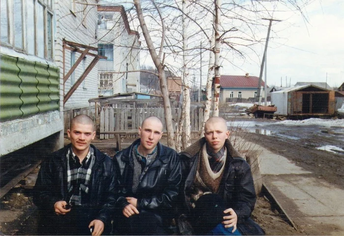 На лавочке у падика. 1996 год - Тобольск, Пленка, Провинция, Тюменская область, Старое фото, 90-е, Гопники, Весна, Лысые, ВКонтакте (ссылка)