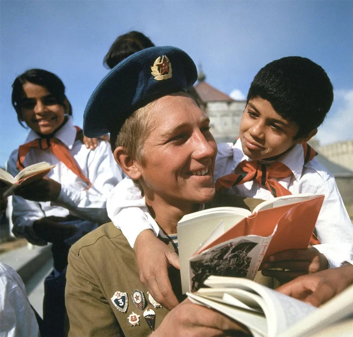 Soviet private Andrei Varfolomeev and Afghan pioneer, 1985 - the USSR, Telegram (link), Made in USSR, Childhood in the USSR, Military, Pioneers, Memory, 80-е, Private, Retro