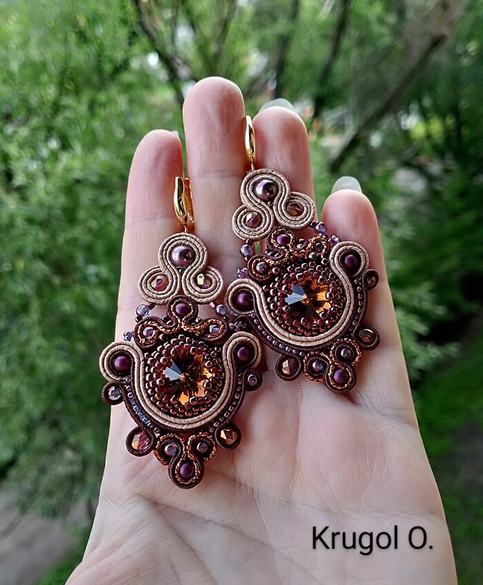 Сутажные серьги с кристаллами СваровскиВ наличии: 3 т Сутажная вышивка, Серьги, Украшение, Ручная работа, Сваровски, Длиннопост, Рукоделие без процесса