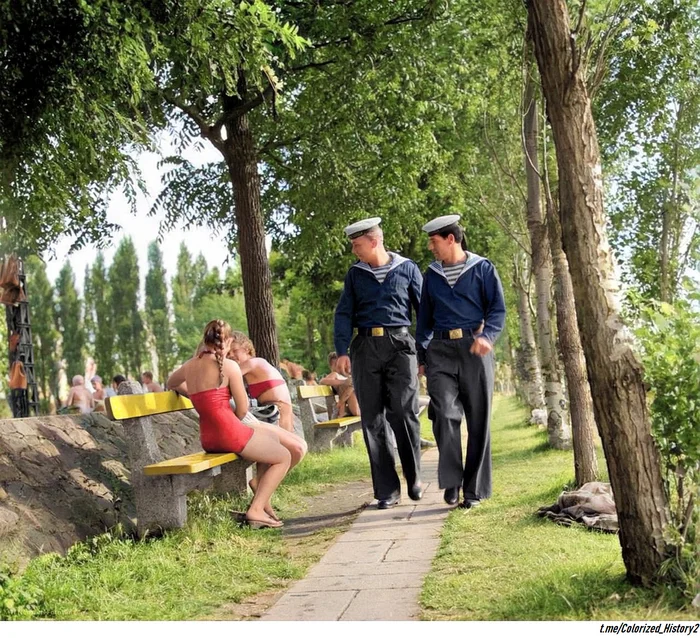 Sailors on leave. Moscow 1969. Colorization - My, Colorization, Sailors, Navy, 1960, 60th, the USSR, Summer, Moscow, The park, Sailor