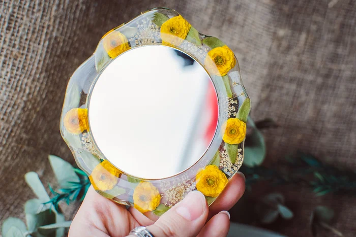 Pocket mirrors made of epoxy resin and fresh flowers - My, Handmade, Needlework without process, Epoxy resin, Longpost, Flowers, Nika_kiss, Mirror
