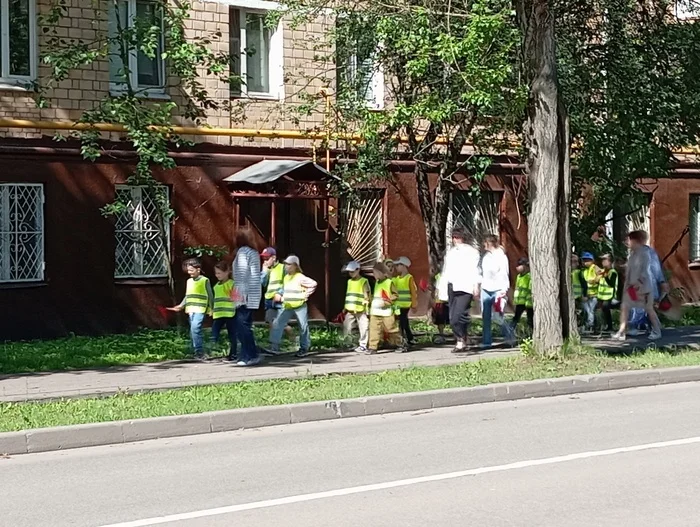 A team of road workers from the Shire goes to repair the road to Minas Tirith. 2024, the year of the fourth era. - Humor, Shire, Mobile photography, Gondor, Pupils, Children