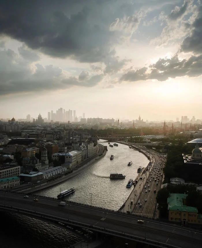 Evening glimpses of the sun after a hurricane in Moscow - The photo, Russia, Moscow, Town, Evening, River, Bridge, Sky, The sun