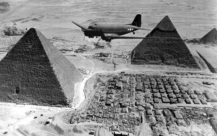 American Douglas plane flies over the Egyptian pyramids - Past, Military equipment, Aviation, Pilot, Pyramid, Egypt