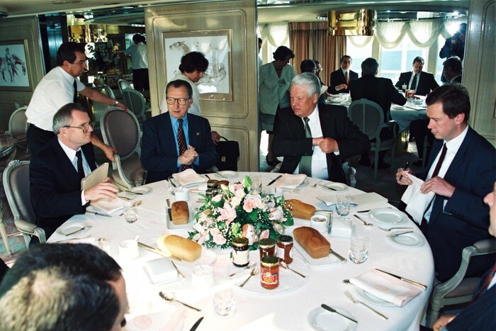 Греция. о. Корфу. 24 июня 1994 г. Участие президента РФ Бориса Ельцина в заседании глав государств и правительств Европейского Союза. Фото Дмитрий Соколов <!--noindex--><a href="https://pikabu.ru/story/devyanostyie_den_za_dnyom_24_iyunya_1994_goda_11539152?u=https%3A%2F%2Fyeltsin.ru%2Farchive%2Fphoto%2F17057%2F&t=https%3A%2F%2Fyeltsin.ru%2Farchive%2Fphoto%2F17057%2F&h=65406ce537fc8fad09834dad10a923c9f6e0f421" title="https://yeltsin.ru/archive/photo/17057/" target="_blank" rel="nofollow noopener">https://yeltsin.ru/archive/photo/17057/</a><!--/noindex-->