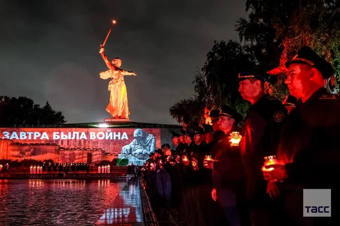 На Мамаевом кургане зажгли свечи в рамках акции Завтра была война… - Новости, Политика, Россия, Волгоград, Мамаев курган, День памяти и скорби, Великая Отечественная война, Общество, ТАСС, Видео