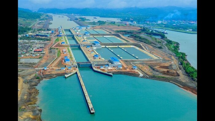 Панамский канал строился четырнадцать лет и был открыт в 1920-м году. Его общая длина составила 81 километр. Для сравнения советский Беломорканал в длину составил 227 километров и был построен за два с небольшим года.