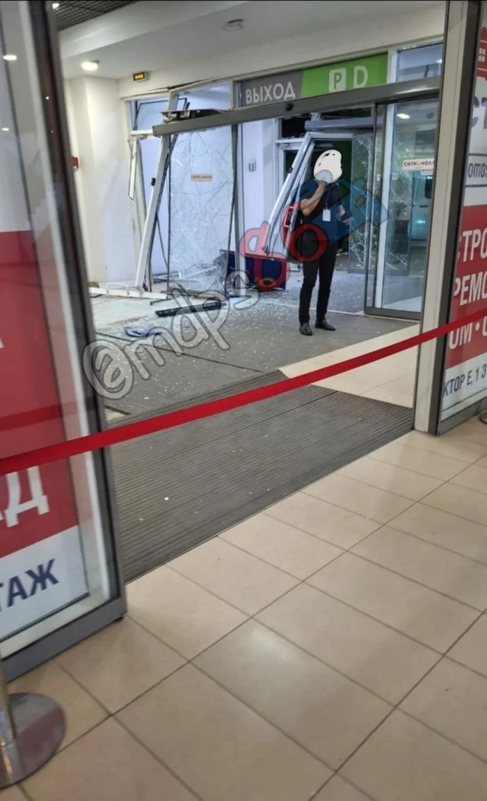 A lady's car flew into the Surgut shopping center - My, Video VK, Auto, Surgut, Traffic rules, KhMAO, Shopping center, Video, Longpost