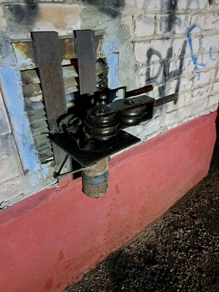 Pipe bender on the corner of the house - My, Pipe bending, House, Five-story building, With your own hands, Homemade, Suddenly, What a twist