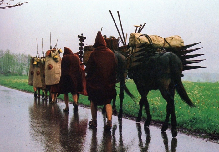 Реконструкторы несут на себе военное снаряжение, личные вещи, паёк на 3 дня и кухонные принадлежности, а палатку, колья для палисада, шанцевый инструмент и запасы провизии на 12 дней везут на двух вьючных мулах.