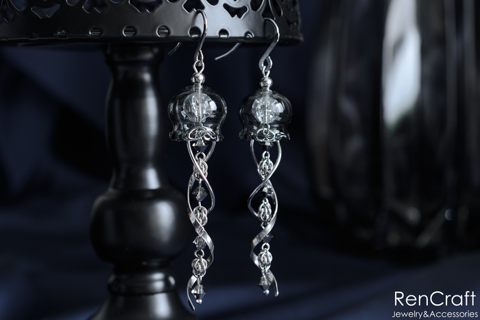 Длина серег 80 мм, ширина 18 мм, вес одной серьги 4 гр.