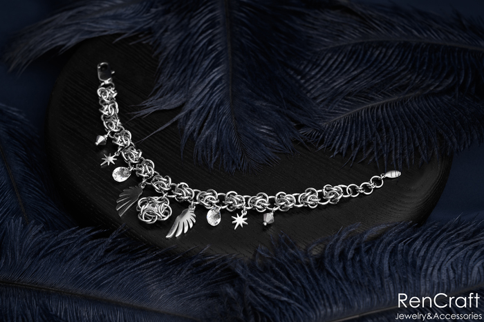 Материал, как всегда, гипоаллергенный, не вызывает раздражения на коже, не боится воды и не темнеет со временем.