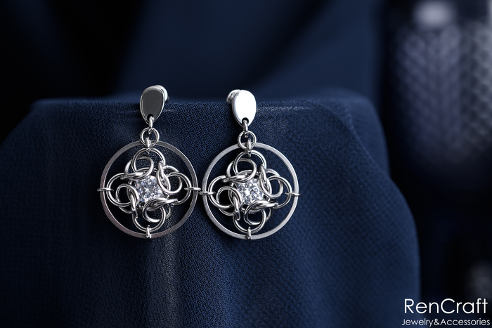 Длина серег 32 мм, ширина 22 мм, вес одной серьги 2.7 гр.