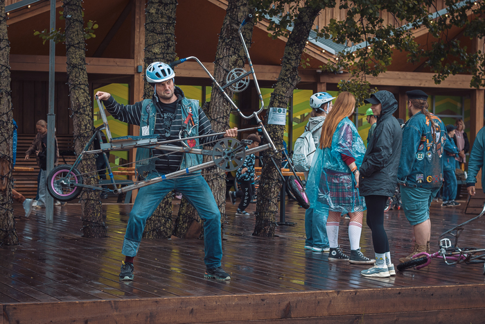 Большому человеку - большой велосипед. Но на маленьких колёсах.