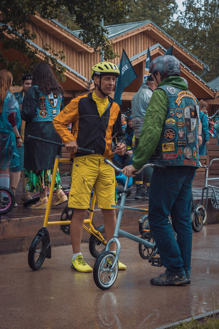 Игорь Баронас - легендарный конструктор из Санкт-Петербурга. Велосипед-кровать, трёхместный тандем, велоКабриолет из Жигулей - наверняка что-то такое вам попадалось на фотографиях в интернете. В этот раз Игорь выкатил свой вело-квадрат.