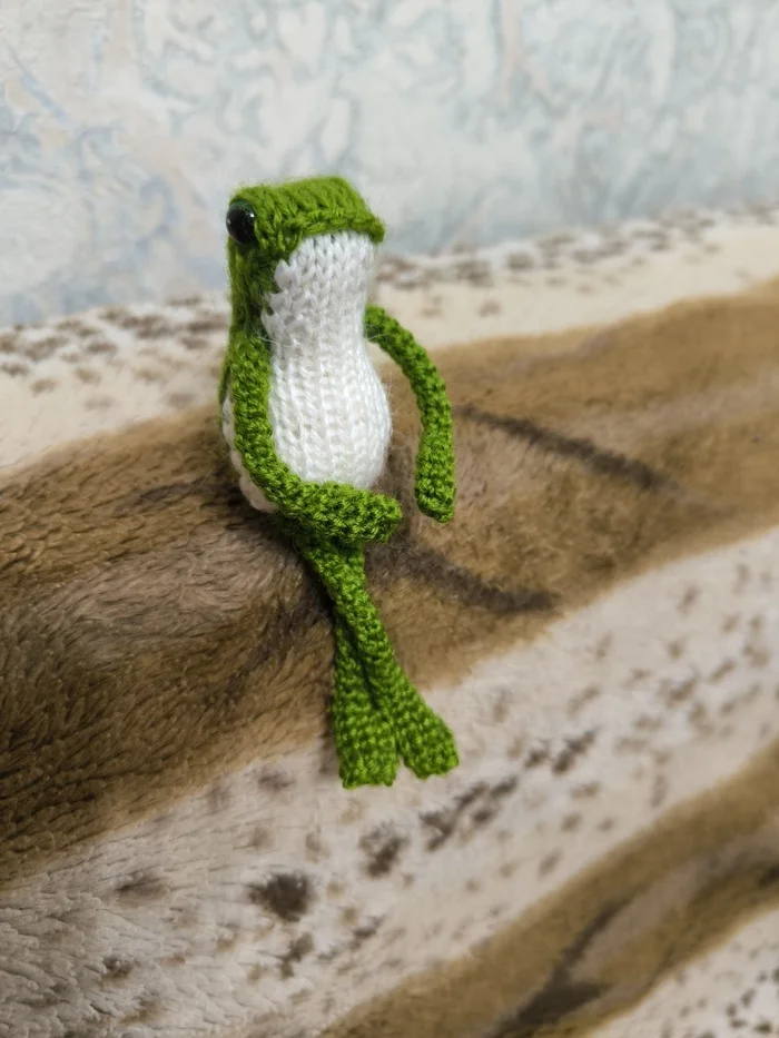We're sitting well - My, Frogs, Tree frog, Frog traveler, Toad, Knitting, Needlework, Wind in the willows, Knitting, Needlework without process, Handmade, Knitted toys, Amigurumi, Author's toy, Wool toy, Soft toy, Souvenirs