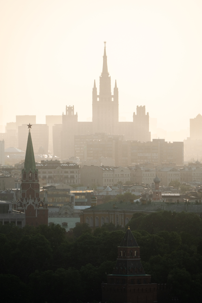 Дом авиаторов на Кудринской, Троицкая и Константино-Еленинская башни Кремля