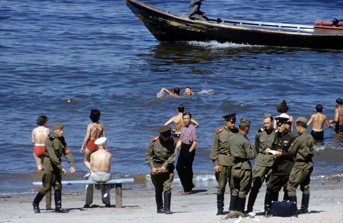 Военные на пляже Волги. Куйбышев, 1958 год - Старое фото, Историческое фото, Пленка, СССР, 50-е, Река Волга, Военные, Самара