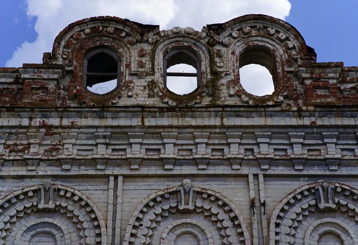 Много красивой архитектуры вокруг.