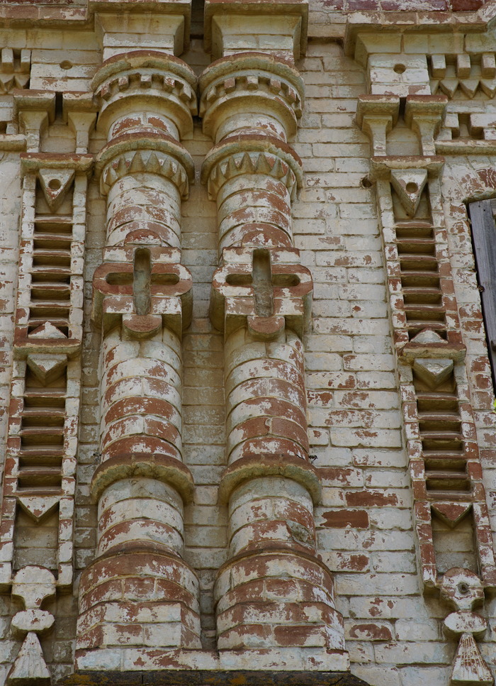 Когда делали эти колонны наверное и не думали, что через некоторое время будет стоять только стена и ничего больше, даже крыши не будет...