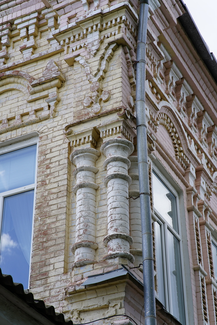 Постоянно хочется смотреть на вторые этажи, красиво.