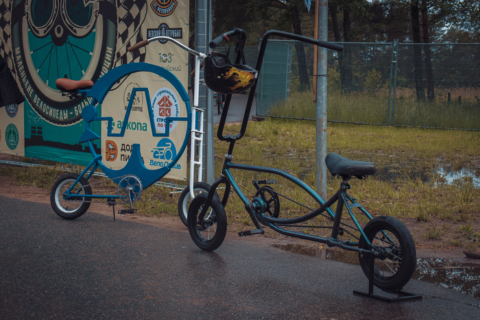 Кто узнает логотип, в форме которого построена рама велосипеда слева?