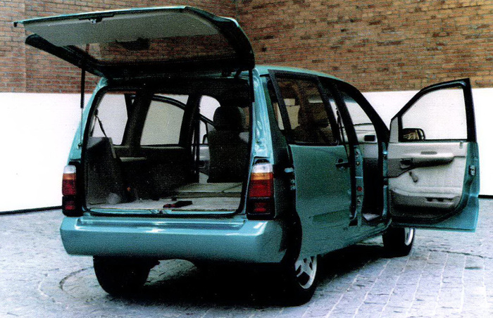 ВАЗ-2120 оборудовали лишь одной задней дверью, зато сдвижной